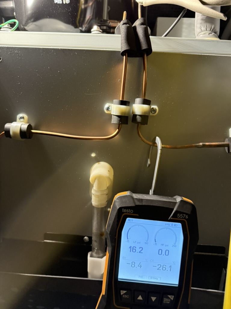 PHCbi 疫苗冰箱更換壓縮機後，以 Testo 557s 數位冷媒錶連接管路進行系統檢測