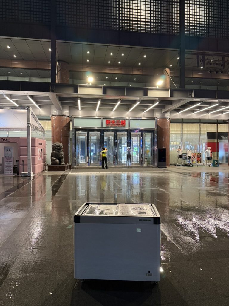 新光三越台中中港店入口前,已送達戶外廣場定位的三尺四玻璃平推冷凍櫃