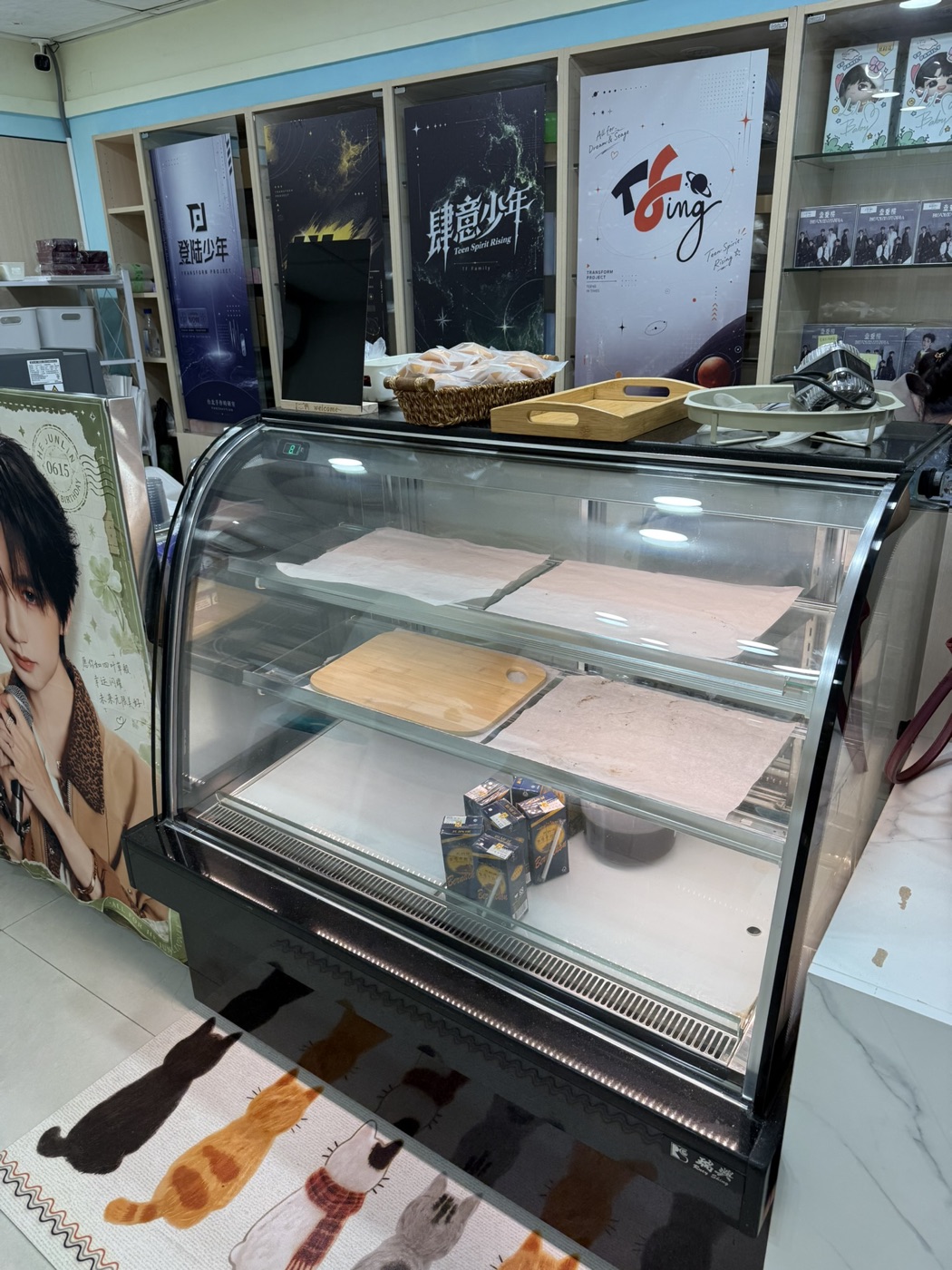 西門町店內弧形玻璃蛋糕展示櫃