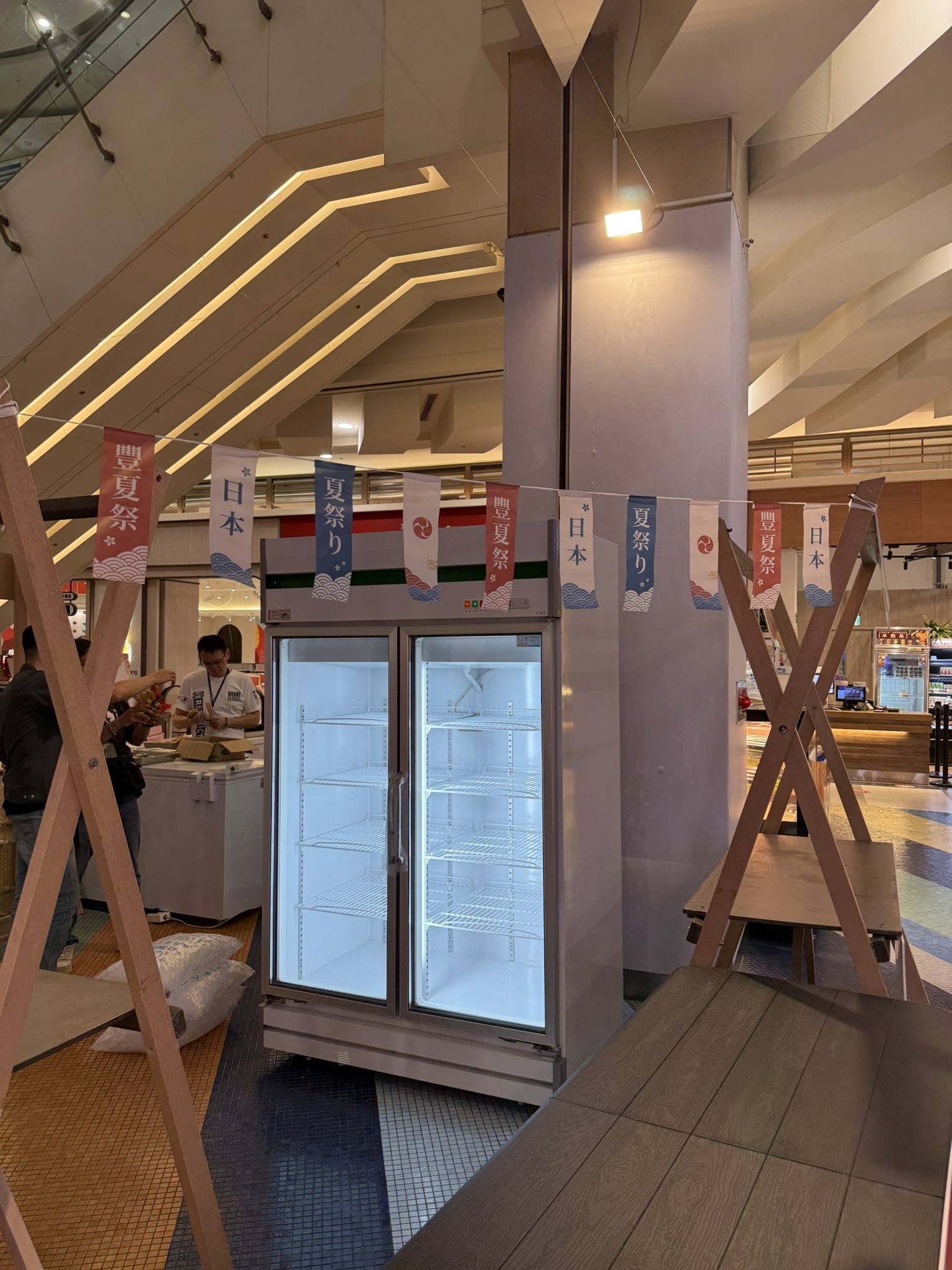 中和環球購物中心日本酒展售活動現場的 110V 雙門玻璃冷藏櫃