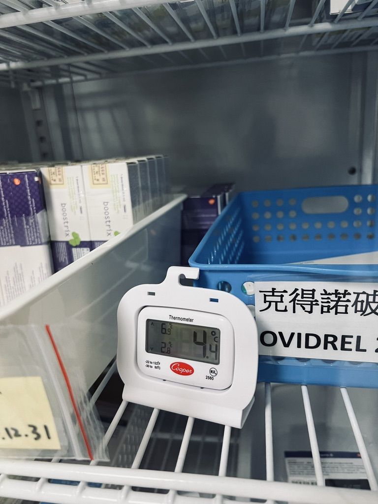 Cooper 2560 高低溫度計安裝在疫苗冰箱內