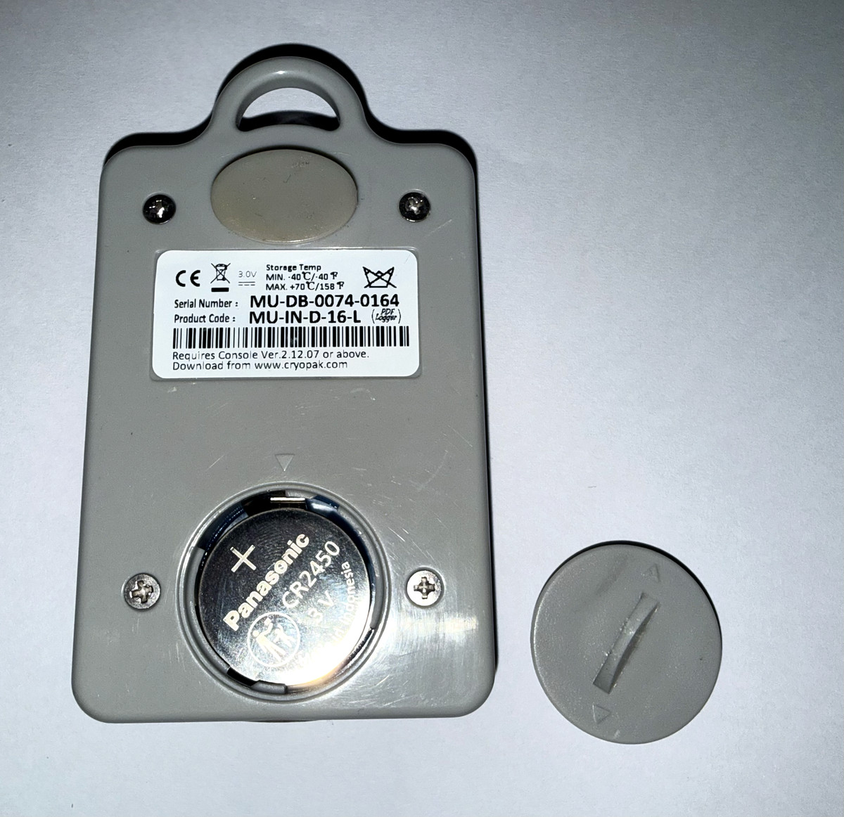 iMiniPlus PDF Data Logger 背面 CR2450 電池與圓形電池蓋拆裝實機照｜大元冷凍