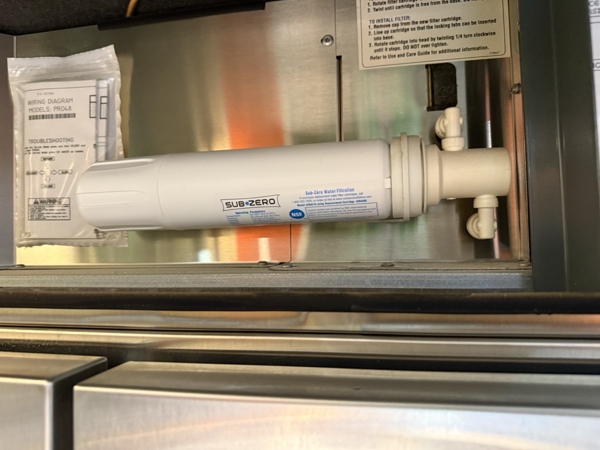 Sub-Zero Water Filtration 濾芯本體特寫,型號 4204490,NSF 認證標籤