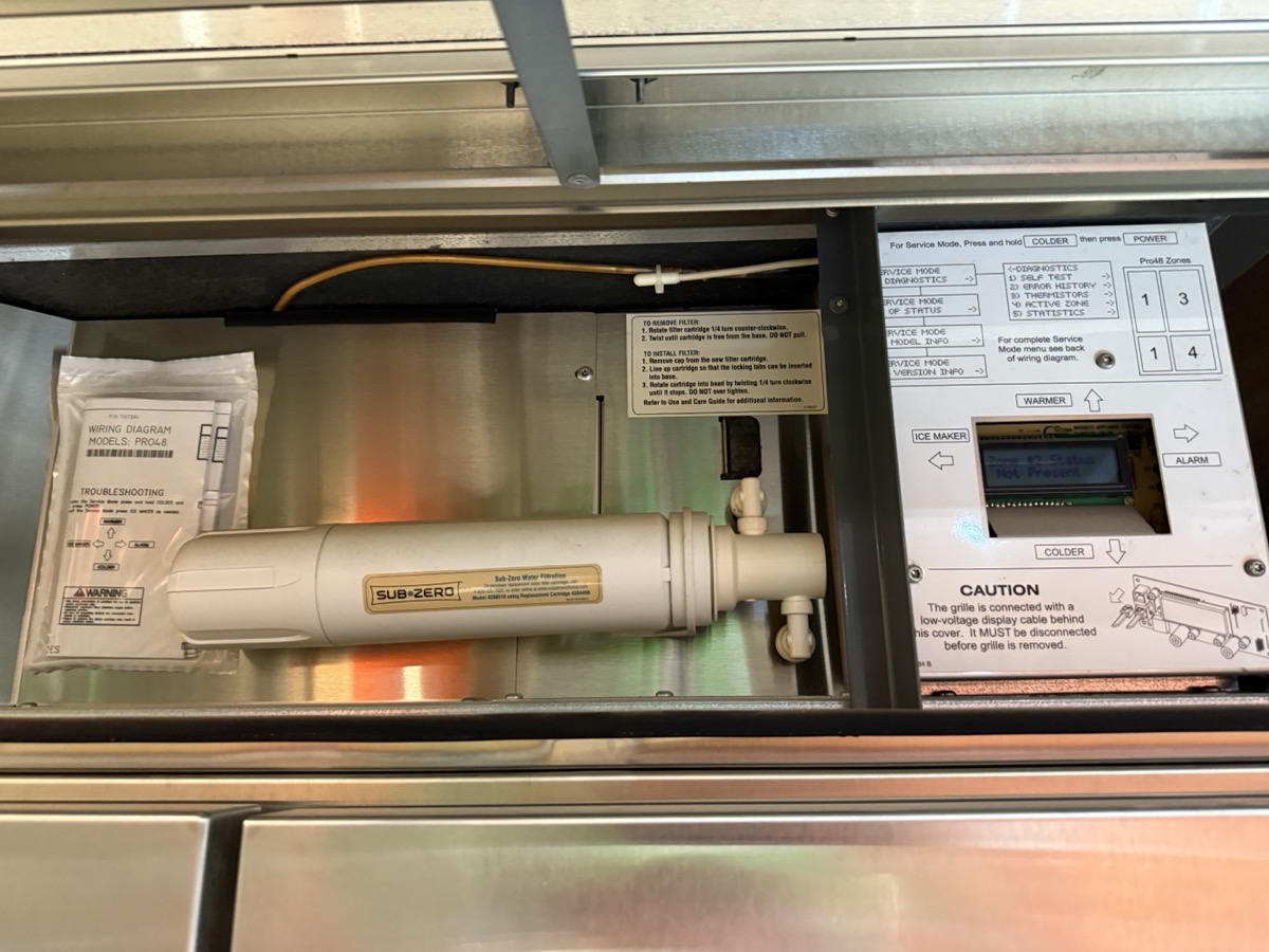 Sub-Zero PRO 48 冰箱頂部維修空間,可見原廠 Water FilterPro 濾芯與更換說明貼紙